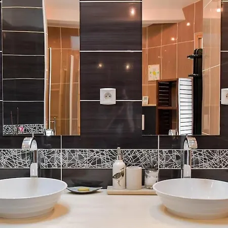Spacious With Heated Pool *
