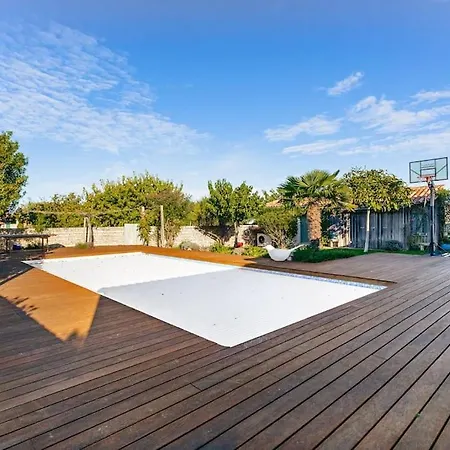 Apartment Spacious With Heated Pool