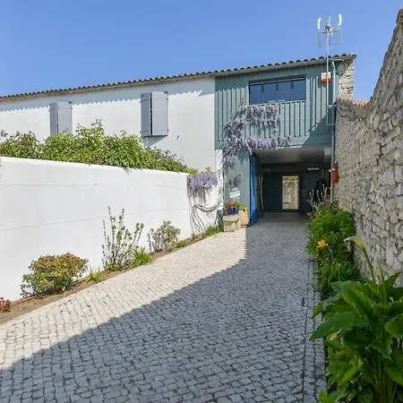 Spacious With Heated Pool Apartment *