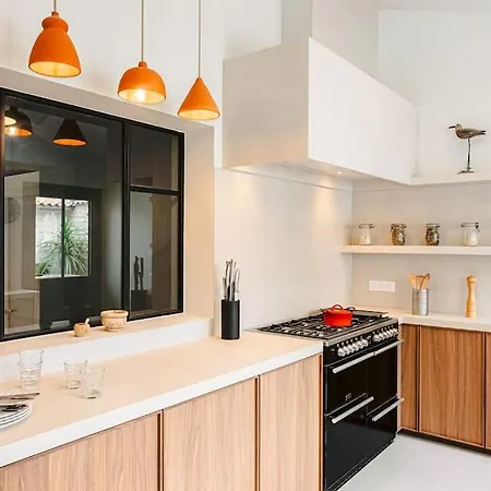 Spacious With Heated Pool Apartment *