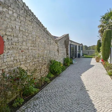 Spacious With Heated Pool Apartment *