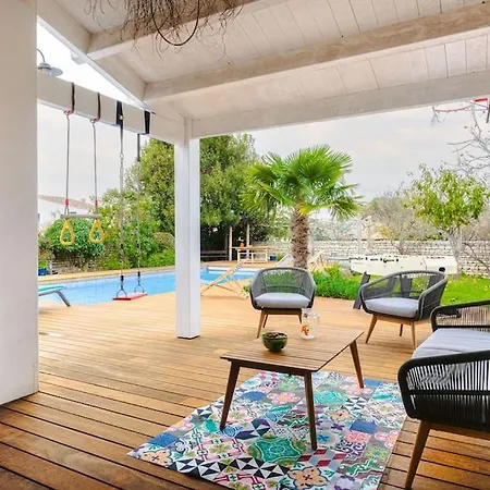 Spacious With Heated Pool Apartment *