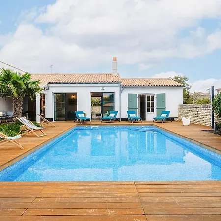 Spacious With Heated Pool Apartment *