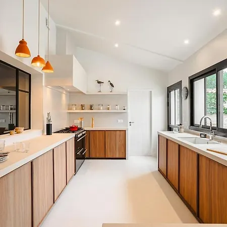 Spacious With Heated Pool Apartment *