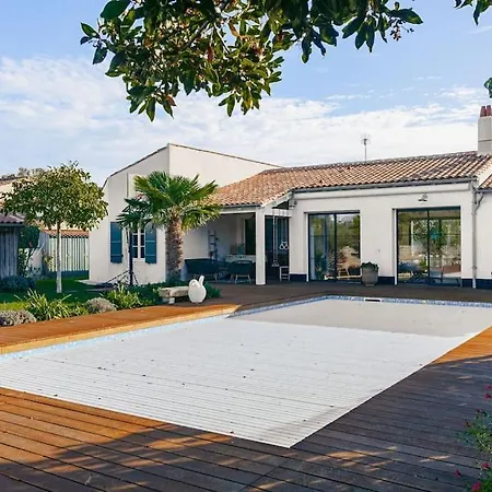 Spacious With Heated Pool *