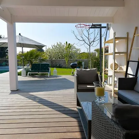 Spacious With Heated Pool Apartment